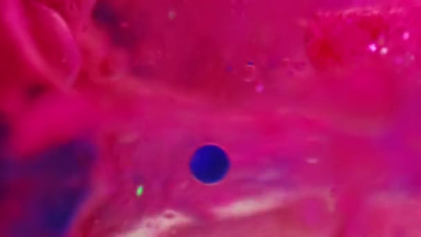 Gel Vloeistof Plons Verfbel Serumemulsie Textuur Defocused Levendige Roze Blauwe — Stockvideo