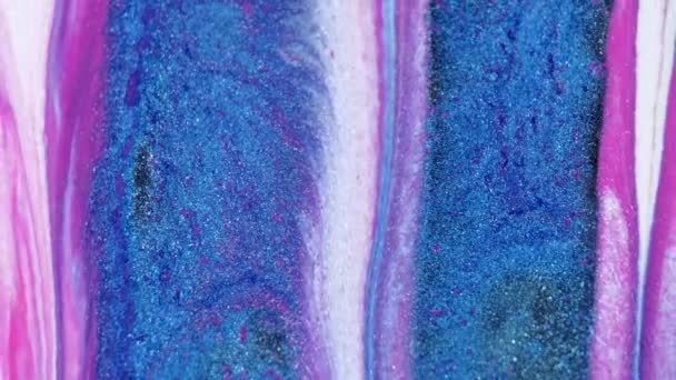 油漆滴落 闪闪发光的液体溢出 脱色蓝色粉红金属光泽纹理丙烯酸油墨乳液流动抽象艺术背景 — 图库视频影像