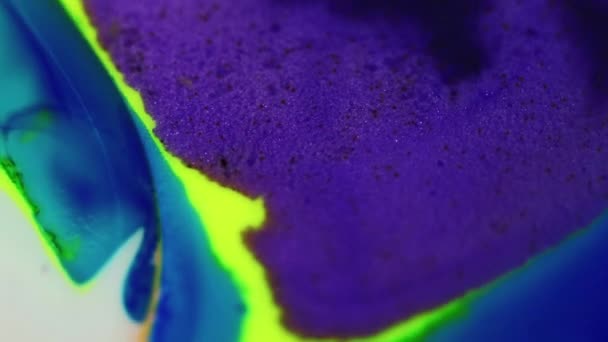 Verfmix Glitter Inkt Stroom Defocused Paars Blauw Gele Kleur Glinsterende — Stockvideo