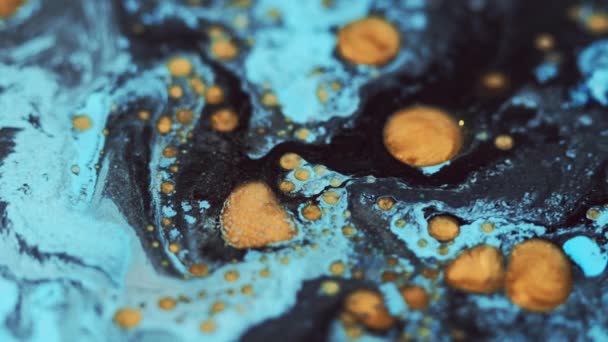 Oil Fluid Spill Glitter Bubbles Ink Mix Defocused Blue Gold — Stock Video