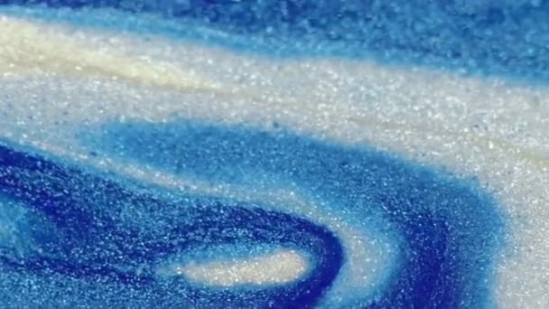 闪烁的墨水流 液体倒灌 在模糊的艺术抽象背景上 闪亮的蓝白金属纹理丙烯酸涂料流动 — 图库视频影像