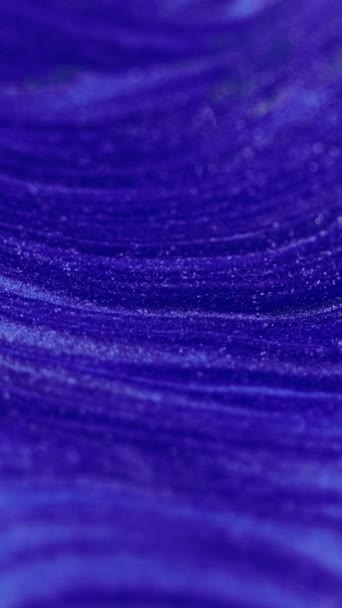 バーティカルビデオ 抽象的な背景 グリッターインク シャイミングウェーブ クリエイティブデザインアートの立方体表面エッジに広がる活気のあるネオンディープブルーのペイントブレンドモーション粒子 — ストック動画
