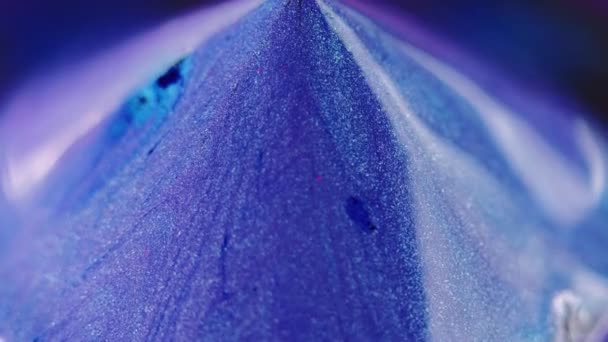 Блестящая Жидкость Проливается Блестящая Пирамида Расслабленный Неоновый Синий Фиолетовый Цвет — стоковое видео