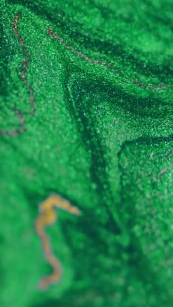 Vídeo Vertical Fundo Tinta Líquida Gotejamento Cintilante Cor Verde Moda — Vídeo de Stock
