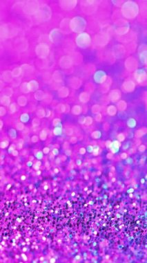 Dikey video. Bokeh ışıkları. Odaklanmamış sim parıltısı. Cazibeli parti geçmişi. Pırıl pırıl parlak kırmızı mor noktalar soyut parıldayan toz bulutları güzel sanat.