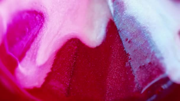 闪光的液体背景 闪闪发光的液体丙烯酸涂料运动 时尚而充满活力的抽象艺术中 白色的红色湿气流在表面 — 图库视频影像