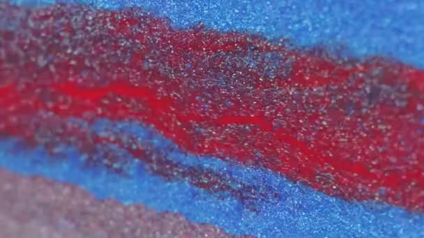 亮晶晶的油漆溢出 流畅的背景 闪闪发光的液体红色蓝色发光粒子油墨在分散的艺术抽象纹理上的流动 — 图库视频影像
