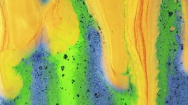 Soyut arkaplan. Parıltılı boya. Parlak sıvı karışımı. Canlı sarı mavi siyah mürekkep. Titreyen parçacıklar. Tahıl dokusu..
