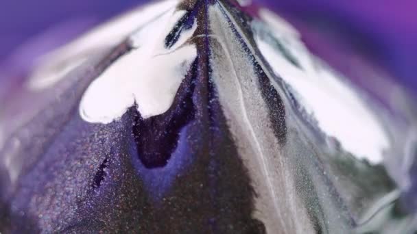 Блестящая Пирамида Краска Падает Расслабленный Неоново Синий Фиолетовый Белый Цвет — стоковое видео
