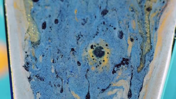 液体塗装の背景 滑らかな流れ ブラックゴールドカラーの粒子が付いているブルーベージュは幻想的な芸術を魅了する表面の抽象的な波の動きを混合します — ストック動画