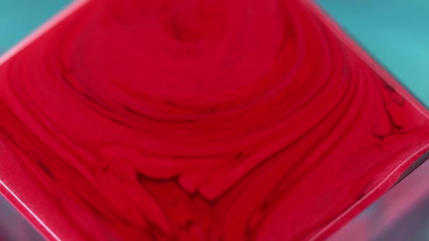 液体塗装の背景 滑らかな流れ 幻想的な芸術を魅了する正方形の表面上の抽象的な創造的な波の動きとの赤い強盗の染料の混合物 — ストック動画
