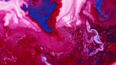 Soyut arkaplan. Sıvı pigmenti. Renkli akış. Kırmızı mavi pembe mürekkep parlatıcı parçacıkları düz doku akışı makro modayı oluşturur.