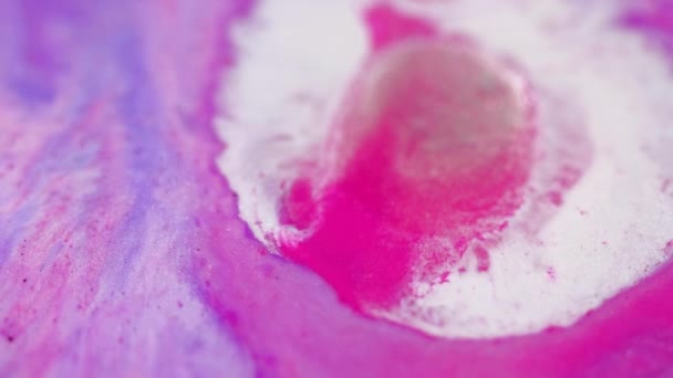 油漆滴落 闪闪发光的液体飞溅 淡淡的品红粉红紫紫白色泽闪烁着质感油墨光泽斑斑混合运动抽象艺术背景 — 图库视频影像