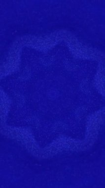 Dikey video. Soyut arkaplan. Parlak kaleydoskop. Hipnotik süs. Parlak mavi parçacıklar sıvı mürekkep hipnotik hareketler ve psikedelik efektler..