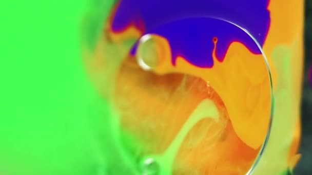 油漆混合背景 色素斑斑 抽象液体蝴蝶 荧光绿色紫色橙油油墨在明亮的梦幻彩绘艺术中的对称运动 — 图库视频影像