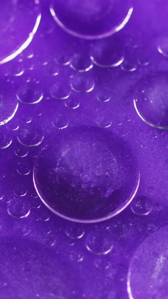 バーティカルビデオ 抽象的な背景 バブル液体 オリーの表面 透明なドロップサークルは 創造的な魅惑的な芸術で輝く輝く水に広がっています — ストック動画