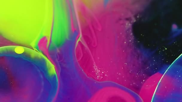 ネオン ミスト ウェーブ 水を混ぜる 鮮やかなピンクイエローブルーグリーンカラーグリッターテクスチャインクバブル浮遊サイケデリックアート抽象的な背景 — ストック動画