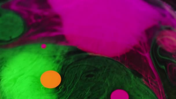 Måla Vattenstänk Färgrök Gelbubblor Oskärpa Neon Grön Rosa Bläck Blandning — Stockvideo