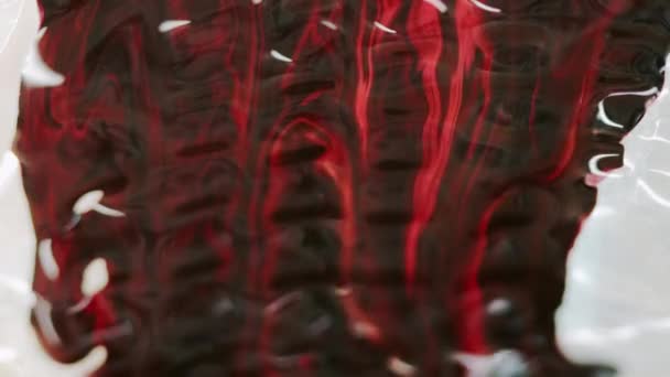 Tinte Tropft Farbkleckse Gerippte Textur Defokussiert Rot Schwarz Farbe Glänzend — Stockvideo