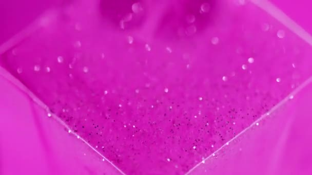 グリッターインク シャイミング フロー ボケライト 分解された明るいピンク色光沢のある銀製のシキン粒子はガラス立方体幾何学芸術の抽象的な背景のゲルの液体のペンキの流れをテクスチャします — ストック動画
