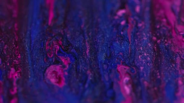 闪闪发光的液体滴下 油漆溢出 脱色粉红蓝色液体丙烯酸油墨颗粒混合扩散流艺术抽象背景 — 图库视频影像