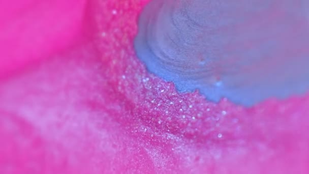 Dikey Video Renkli Mürekkep Arkaplanı Parıldayan Karışım Köpüklü Banyo Mor — Stok video