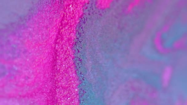 バーティカルビデオ インクの背景 シャイミングミックス アロマ爆弾 鮮やかな光沢のある美しい青いピンクの紫色の紫色の浴室のリラクゼーションのスパ塩の結晶は流れを混ぜます — ストック動画