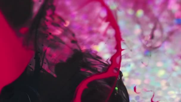 墨水水滴 油漆混合 脱色品红粉红银光粒子质感流体混合波艺术抽象背景 — 图库视频影像