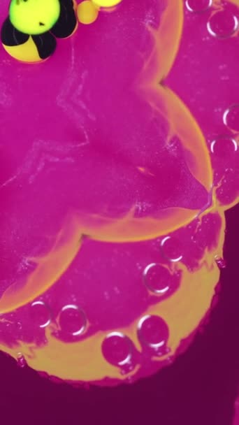 Vídeo Vertical Fundo Abstrato Mistura Purpurina Líquida Caleidoscópio Colorido Tinta — Vídeo de Stock