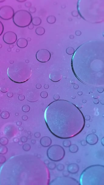 Vertikales Video Abstrakter Hintergrund Wasser Blasenstruktur Runde Flecken Auf Neonviolett — Stockvideo