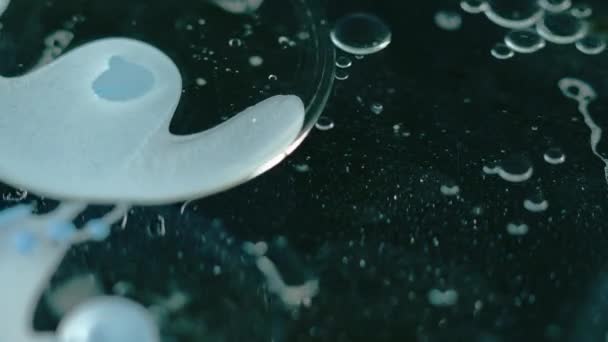 Oljebubblor Gelvätska Oskärpa Blå Färg Transparent Emulsion Droppar Flyter Vatten — Stockvideo