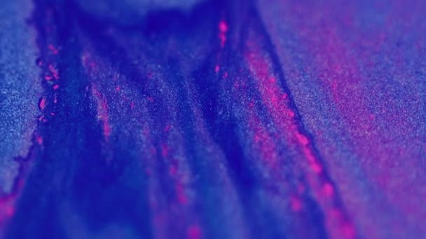 スパークリングインク流出 ペイントフロー 分解されたネオンブルーピンク色の輝く粒子の質のアクリル液体のブレンド波動抽象的な芸術の背景 — ストック動画