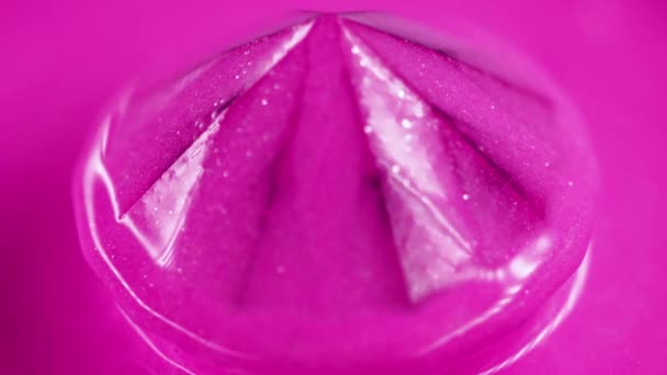 반짝이는 크리스탈 반짝이 피라미드 장식적인 기하학 추상적인 배경에 분홍색 반짝이는 — 비디오