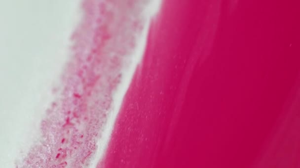 グリッター流体流出 ペイントドリップ 分割された明るいピンクの白い色光沢のある粒子インクの波のカスケードの動き抽象的な芸術の背景 — ストック動画