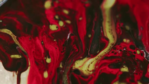 Малювати Розливання Блискуча Чорнильна Суміш Дефокусований Червоний Золотий Чорний Колір — стокове відео