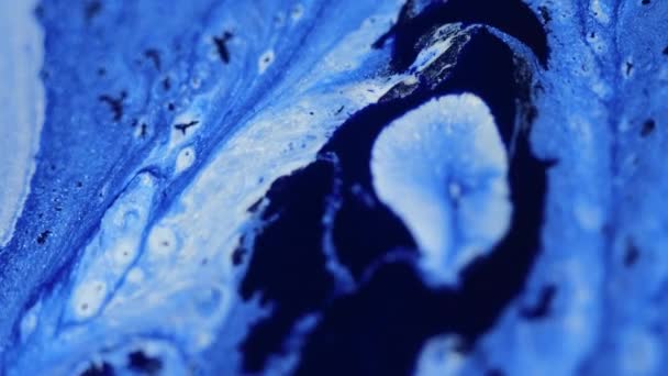 Funkelnde Tinte Tropft Acryl Verschüttet Defokussiert Blau Schwarz Weiß Farbe — Stockvideo