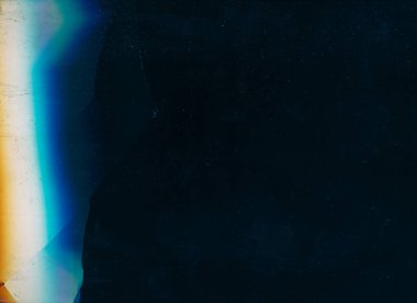 Hasarlı görüntü. Kırık cam. Toz çiziği dokusu. Mavi turuncu beyaz gökkuşağı renk parlaklık bozulması yaşlılık etkisi çizimi soyut arkaplan.