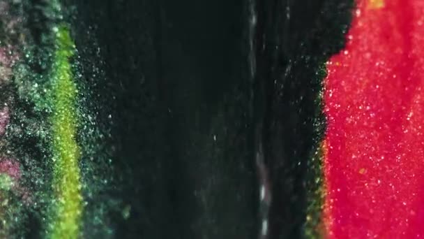 闪闪发光的液体滴下 墨水漏水了 模糊的黑色粉红绿色闪烁着金属质感的涂料滴落混合流抽象艺术背景 — 图库视频影像