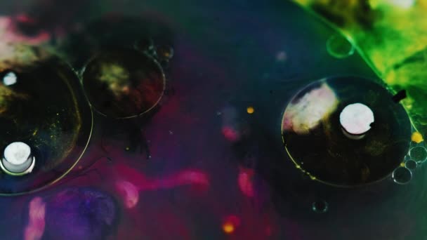凝胶泡 墨水水的混合物 脱色黑色绿色粉红蓝色闪光油漆圈漂浮运动深色抽象艺术背景 — 图库视频影像