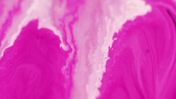 墨水洒了油漆混合 迷人的瀑布 脱色亮粉白色丙烯酸液混合滴注流催眠运动艺术抽象背景 — 图库视频影像