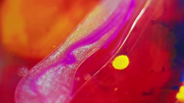 水を塗る カラーオイルバブル 不分散ネオンレッドピンクブルーインクミックステクスチャ半透明グリッターゲル液滴浮遊アート抽象背景 — ストック動画