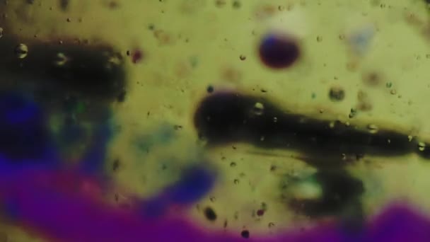 ジェル バブル インクドロップ ゼリーフードテクスチャ 不分割された緑の黒い紫色のぬれたオイルのペンキの浮遊動きの芸術の抽象的な背景 — ストック動画
