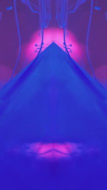 Dikey video. Su altı boya arka planı. Renkli mürekkep. Neon soyut sanat. Büyüleyici menekşe tasarımında piramit yüzeyine yayılan canlı mavi simetrik sıvı bulut etkisi.