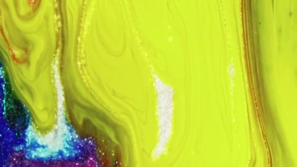 闪闪发光的液体滴下 墨水波 明亮的黄色粉红蓝白色闪光金属纹理油漆溢出混合运动抽象艺术背景 — 图库视频影像