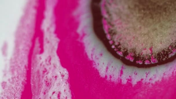 반짝이 페인트 스플래시 초점이 맞춰진 분홍색 빛나는 짜임새 유화액 스플래터 — 비디오