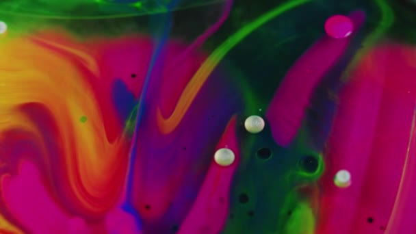 Burbujas Fluidas Color Pintar Mezclar Agua Desenfocado Verde Neón Magenta — Vídeos de Stock