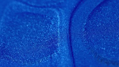 Islak sim dokusu. Boya dökülmüş. Odaklanmamış mavi renk parlak parlak parçacıklar bokeh hafif mürekkep sıvısı parlatıcı dalga soyut sanat arkaplanı.