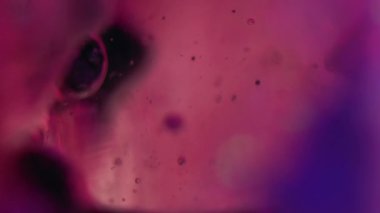 Köpük sıvısı. Yağ dokusu. Mürekkep damlası. Odaklanmamış neon mavisi pembe siyah, ıslak jel boya yüzen hareket sanatı soyut arka plan.