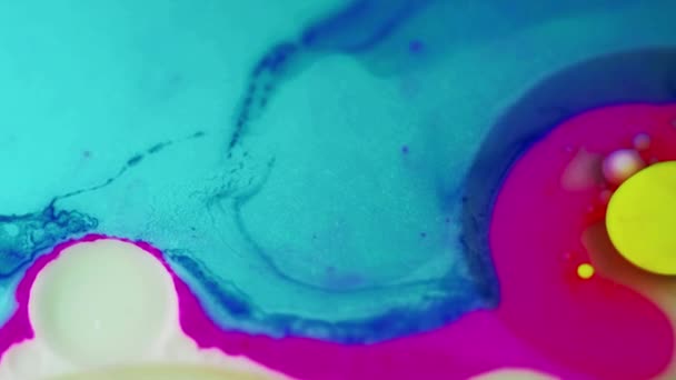 バブルを塗る カラフルオイル 割り当てられた青いピンクの黄色いアクリル インク 染料水ミックス ドロップレット 球の動き 白いミルクの質の抽象的な芸術の背景 — ストック動画