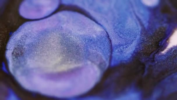 Caída Pintura Salpicaduras Tinta Brillante Desenfocado Azul Púrpura Negro Color — Vídeo de stock